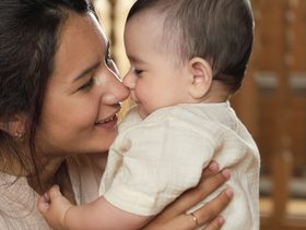 علامات حب الطفل الرضيع لامه