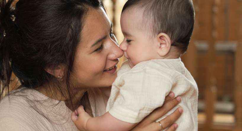 علامات حب الطفل الرضيع لامه