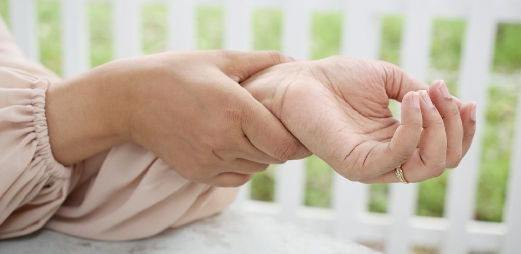 الأسباب الصحيّة والنفسيّة لرجفة اليدين