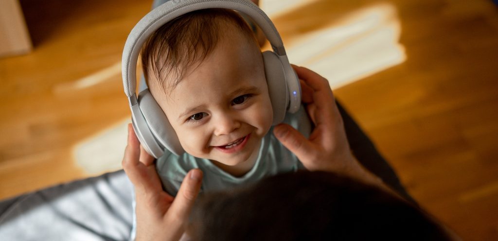 أهميّة تشغيل أغاني من دون موسيقى للأطفال