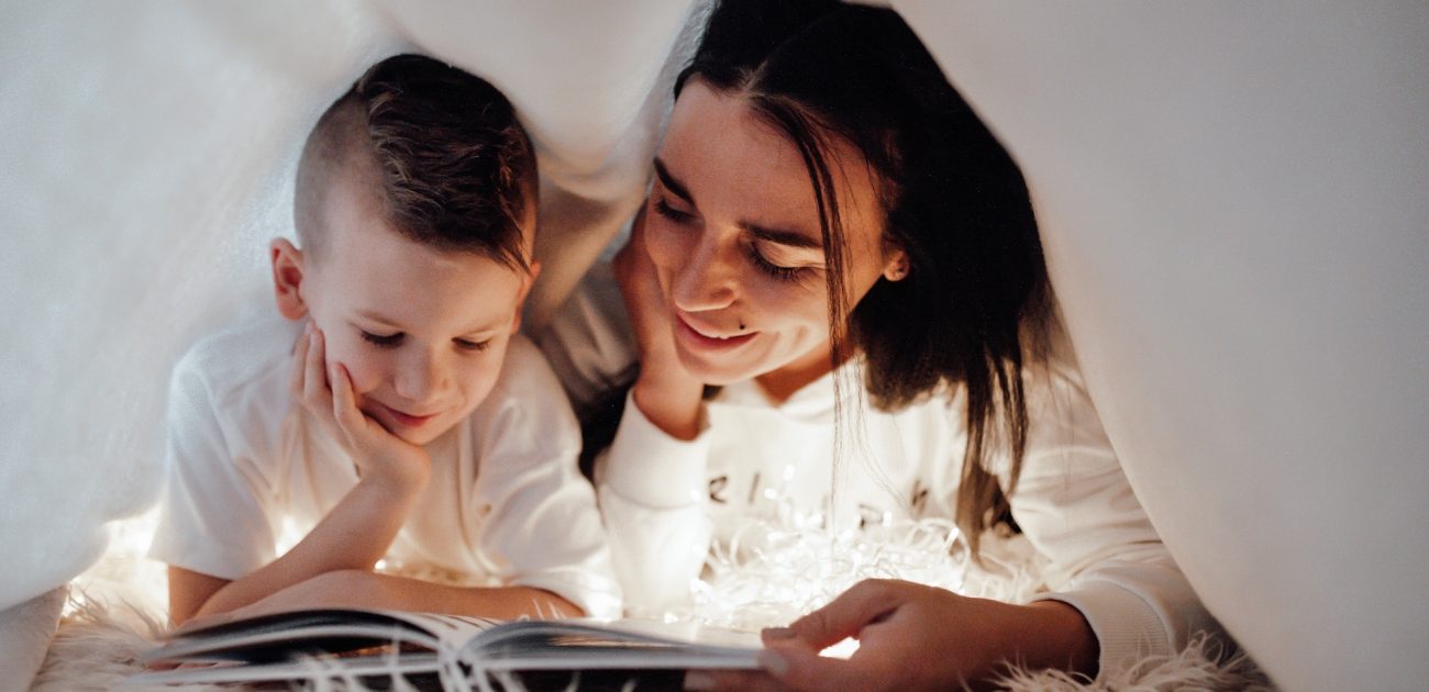 أهميّة قراءة القصص للأطفال في تعزيز قدراتهم العقليّة