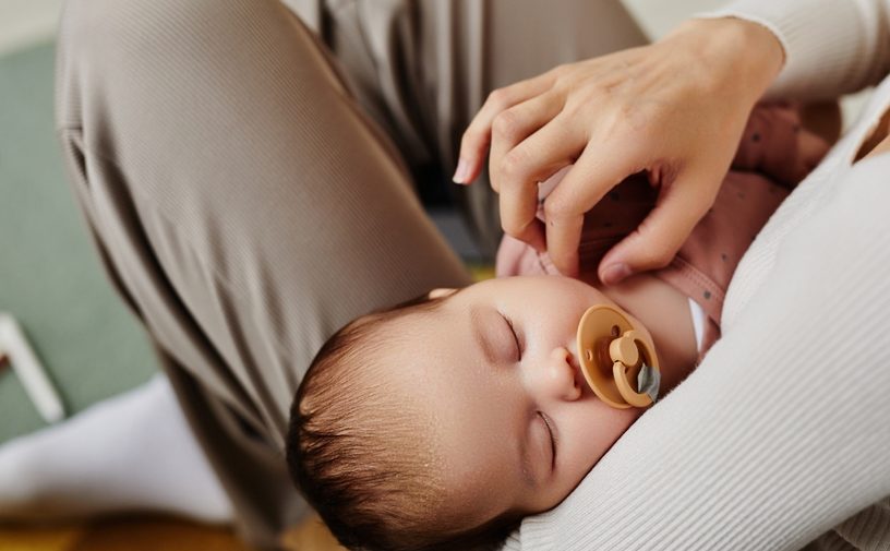 أسباب الرضاعة المتقطعة للرضيع وطرق علاجها