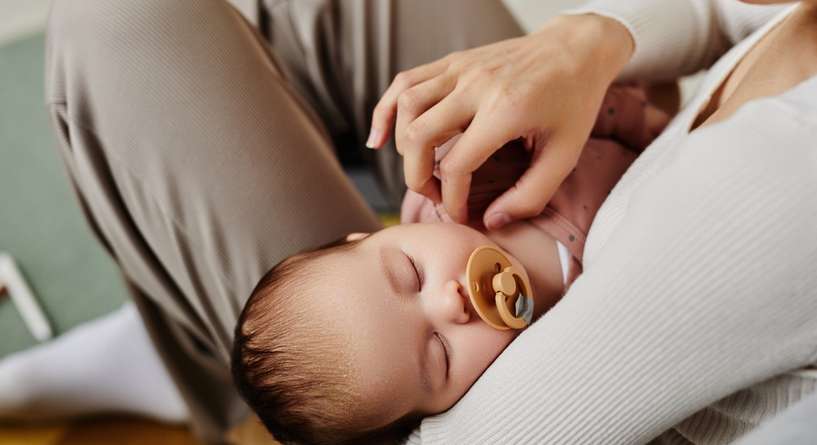 أسباب الرضاعة المتقطعة للرضيع وطرق علاجها