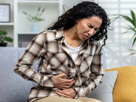 أعراض عسر الهضم الشديد ومضاعفاته وطرق العلاج