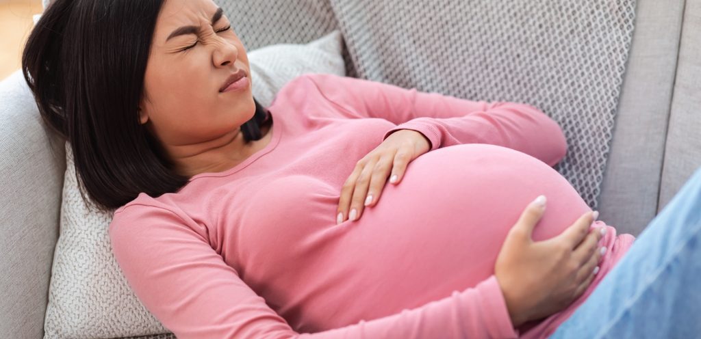 إمرأة حامل تعاني من ألم في بطنها