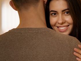 حكم استخدام الهزاز بين الزوجين والذكر الصناعي حسب الشريعة الإسلامية