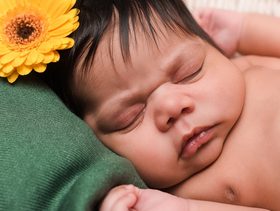 طفلي يتعرق كثيرًا خلال النوم، ما السبب؟