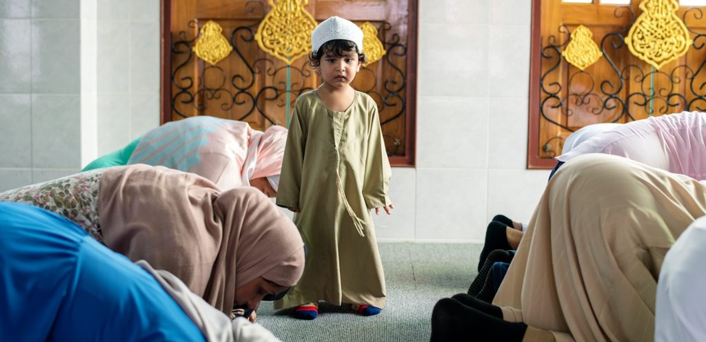 طفل مع أمه في المسجد