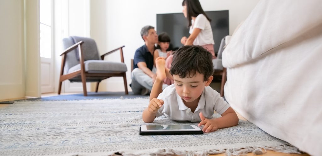 طفل يستخدم الأيباد