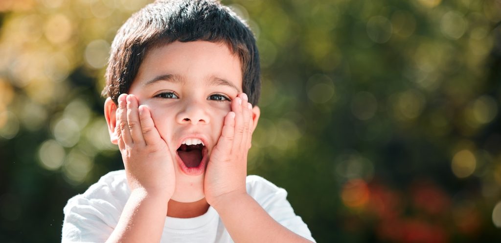 طفل يصرخ سعيدًا