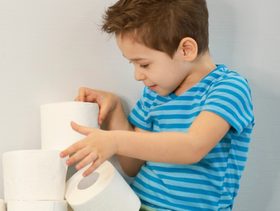 عبارات قوليها لطفلك في كل مرحلة من التدريب على الحمام