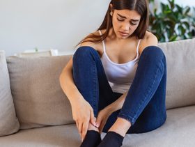 علاج سخونة القدمين