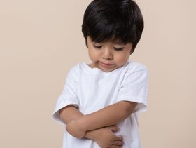 عوارض عسر الهضم عند الأطفال وطرق العلاج