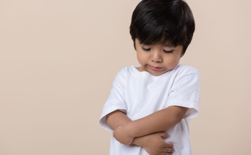 عوارض عسر الهضم عند الأطفال وطرق العلاج