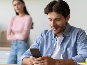 كيف أراقب جوال زوجي من دون أن يعلم؟