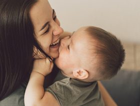 لغة حب طفلك_ 6 علامات تدل على أنه يحبك