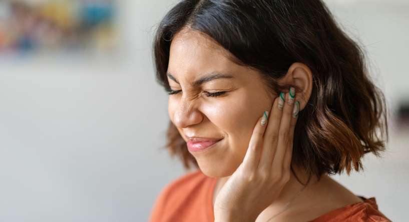 ما هي أسباب ألم الأذن عند البلع؟
