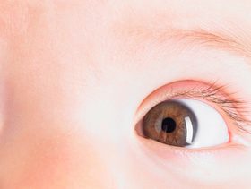 متى يبدأ لون عيون الأطفال بالتغير؟