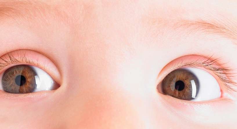 متى يبدأ لون عيون الأطفال بالتغير؟