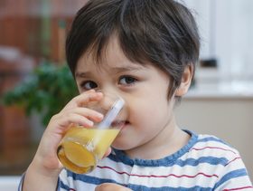 متى يستطيع طفلي البدء بشرب العصير؟