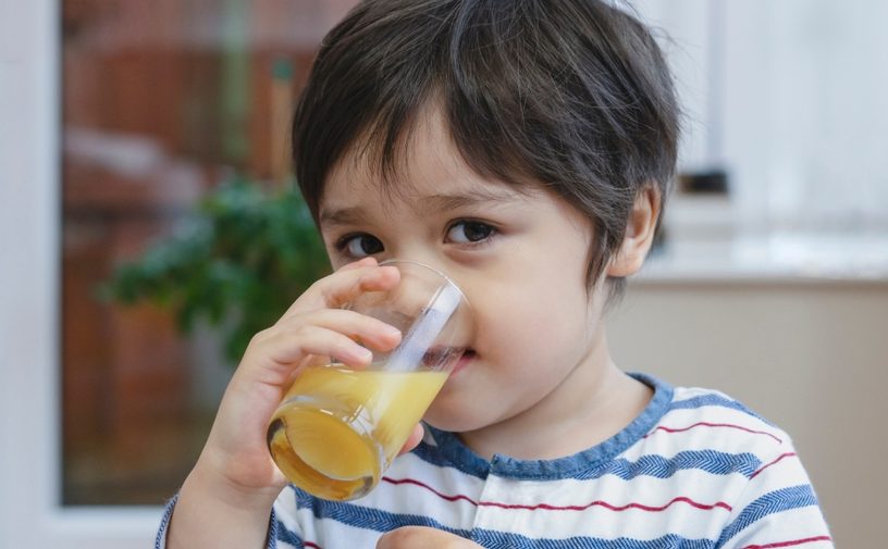 متى يستطيع طفلي البدء بشرب العصير؟