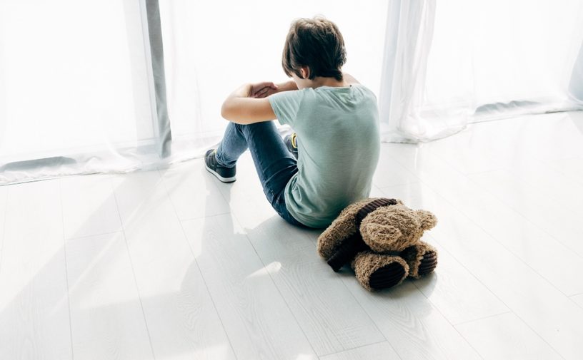 دراسة جديدة تكشف عن أضرار عدم الطفل خروج من المنزل على صحّته النفسيّة