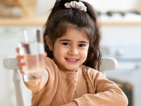 كثرة شرب الماء للاطفال