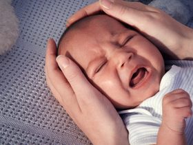 بكاء الرضيع بدون سبب