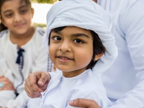 مساعدة الأطفال على التعامل مع تغيرات الجدول اليومي والأنشطة الدينية خلال شهر رمضان