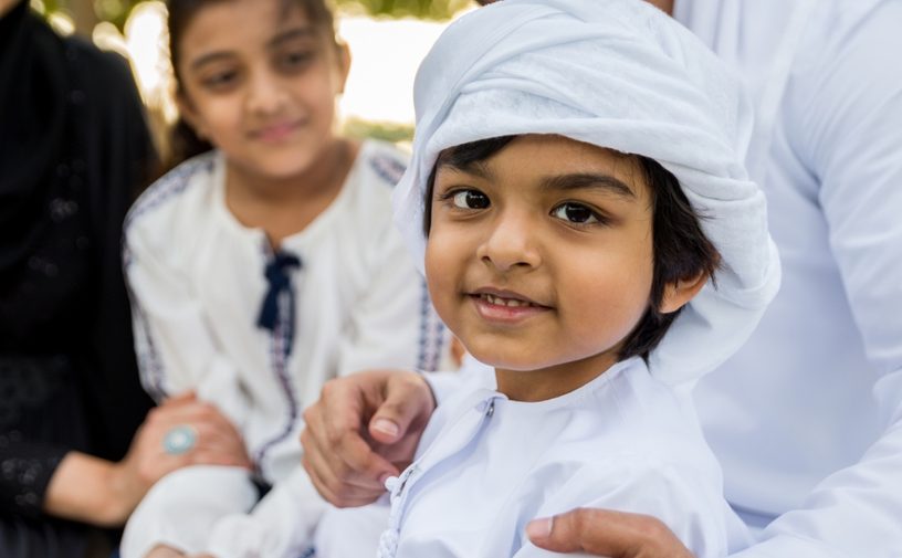 مساعدة الأطفال على التعامل مع تغيرات الجدول اليومي والأنشطة الدينية خلال شهر رمضان