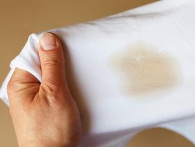 ازالة بقع الزيت من الملابس