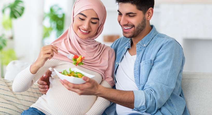 حكم إفطار الحامل في رمضان وكفارته