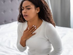 لا أستطيع النوم بسبب دقات قلبي