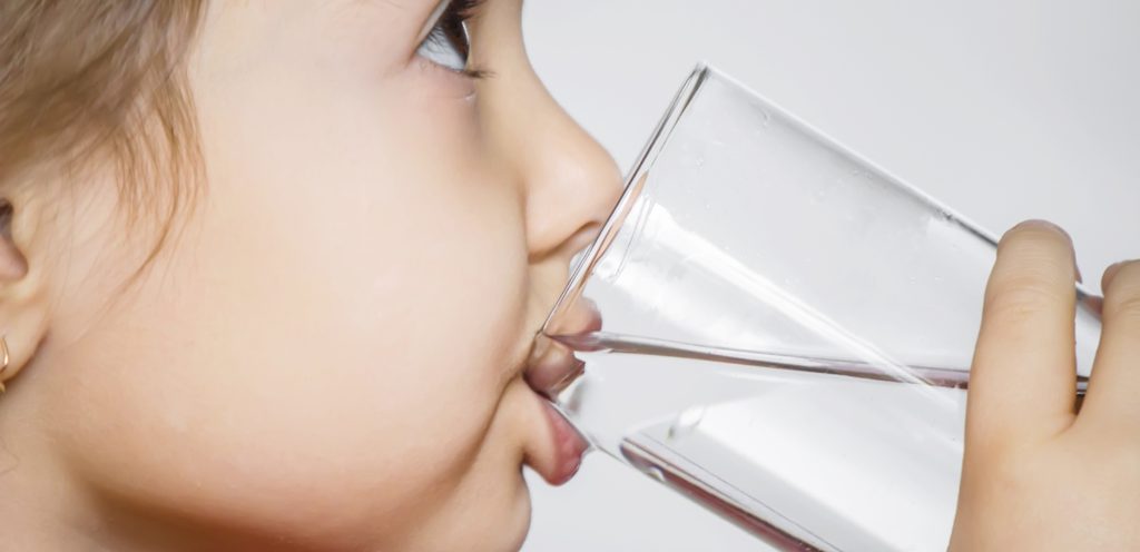 أسباب شرب الماء المفرط عند الأطفال