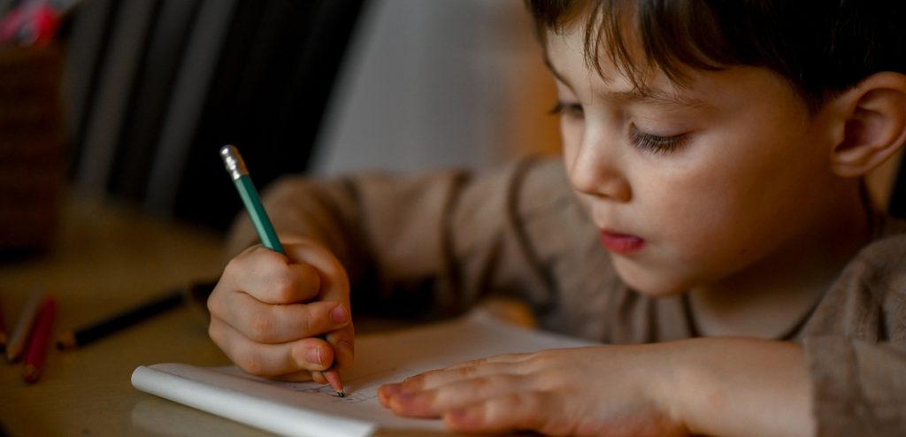تأثير كتابة الأطفال باليد على ذاكرتهم