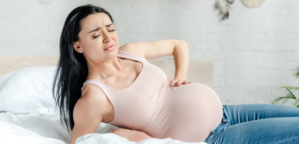 العوامل التي تؤدّي غلى الشعور بألم أسفل البطن خلال الحمل