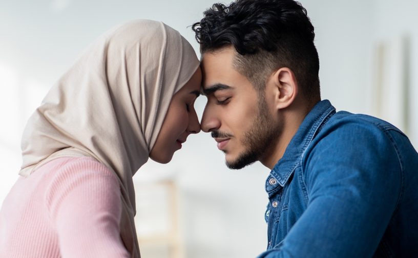 تقبيل الزوج في رمضان بين المسموح والممنوع
