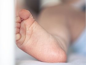 لماذا يضع طفلك الرضيع قدمه في فمه؟
