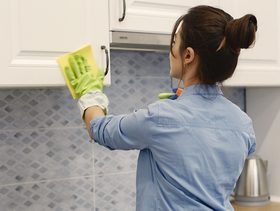 وصفات فعالة لتنظيف حوائط المطبخ والحمام