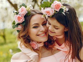 لتكسبي محبتها.. خطوتان ضروريتان عند تقديم هدية عيد الأم لحماتك