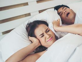 حلول للتخلص من شخير زوجك!