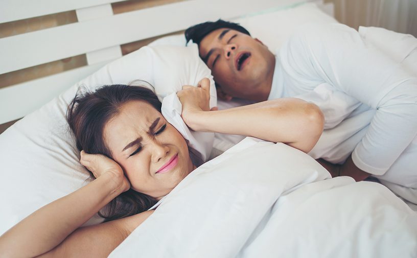 حلول للتخلص من شخير زوجك!