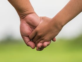 وصفة علمية لتخفيف الألم تضمن اللمس