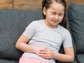 طفلة تعاني من ألم في بطنها