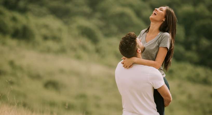 حبيبان يتعانقان في الطبيعة