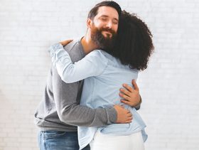 العناق: أفضل طريقة لتخفيف الألم والقلق والاكتئاب