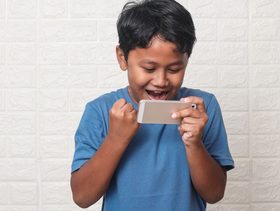 الهواتف الذكية: أجهزة قاتلة لأطفالنا