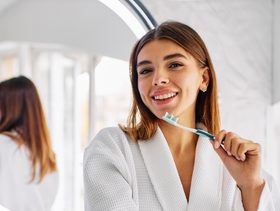 تنظيف الأسنان