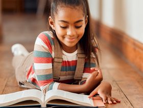 دراسة في علم الاعصاب: النصوص المطبوعة تعزز المشاركة المعرفية لدى القراء الصغار