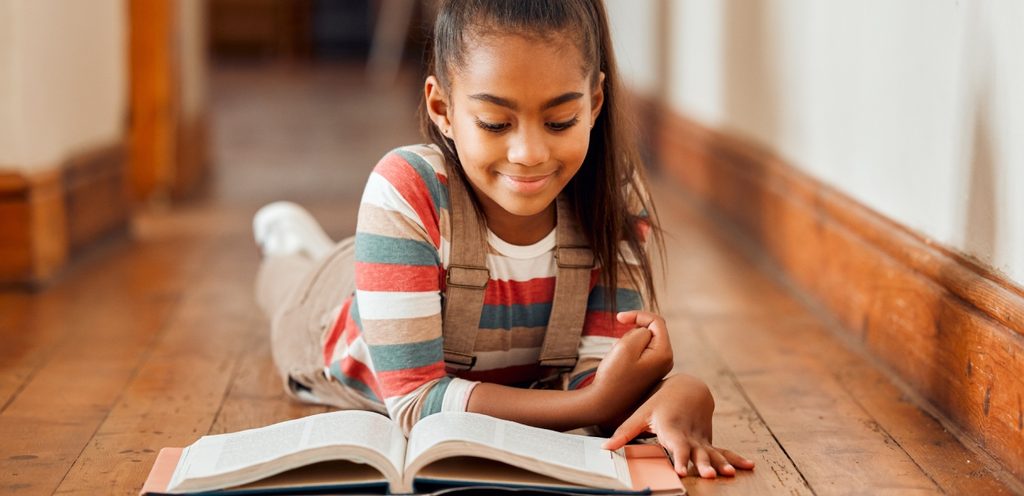 دراسة في علم الاعصاب: النصوص المطبوعة تعزز المشاركة المعرفية لدى القراء الصغار